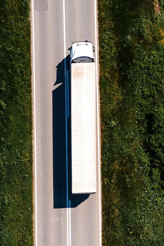 Unidad de carga general en ruta, vista aérea.