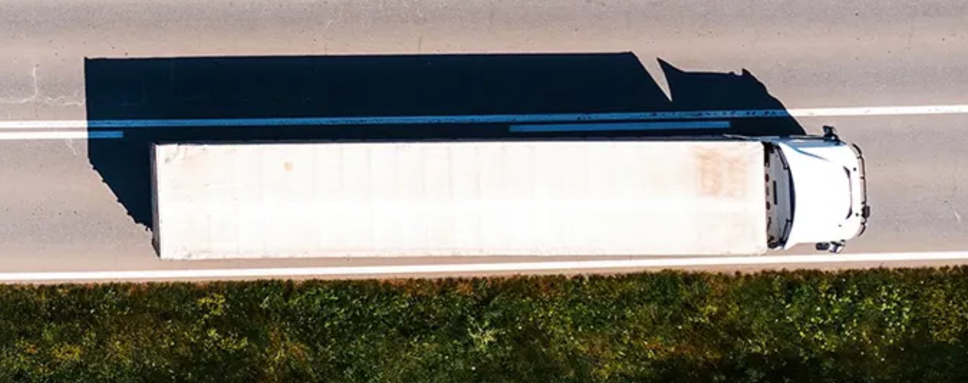 Vista aérea de un tráiler de Transportes MTC circulando por carretera.